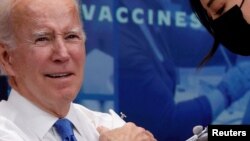 El presidente de EEUU, Joe Biden, recibe una vacuna de refuerzo contra el COVID--19 en la Casa Blanca el 25 de octubre de 2022.