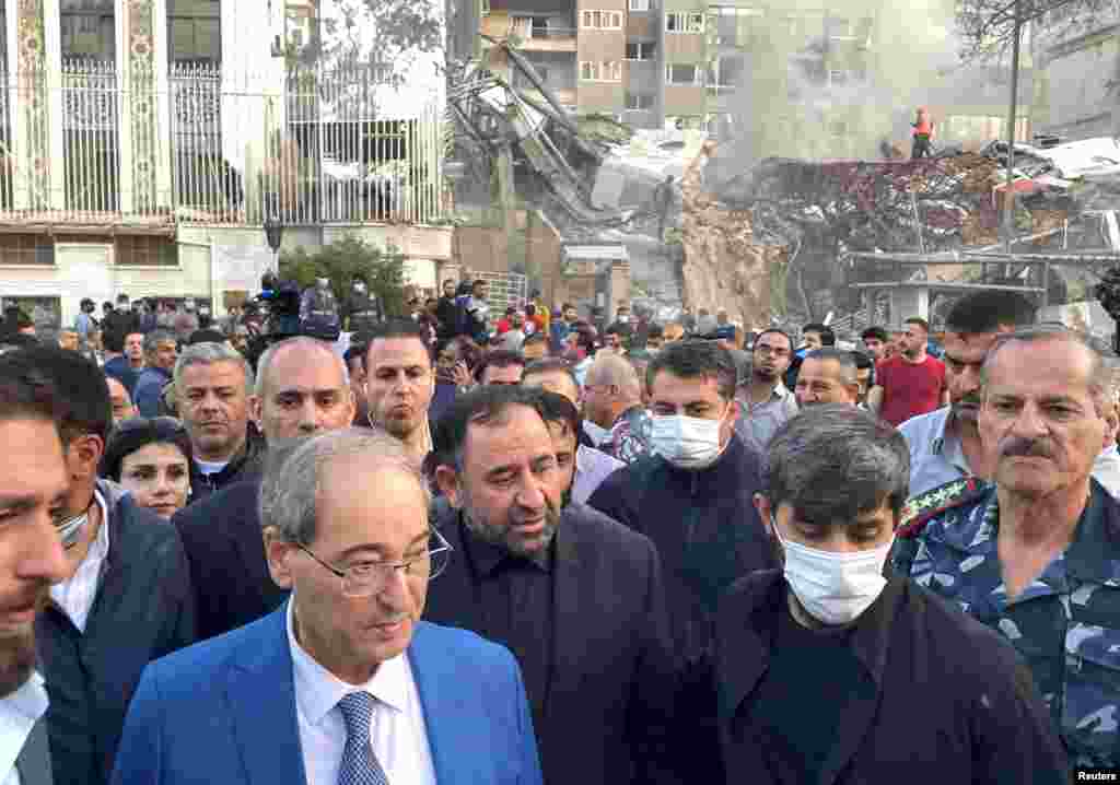 حضور فیصل مقداد، وزیر امور خارجه سوریه، در محل کنسولگری جمهوری اسلامی در دمشق پس از&nbsp;تخریب کامل آن بر اثر حمله منتسب به اسرائیل. دوشنبه ۱۳ فروردین ۱۴۰۳&nbsp;