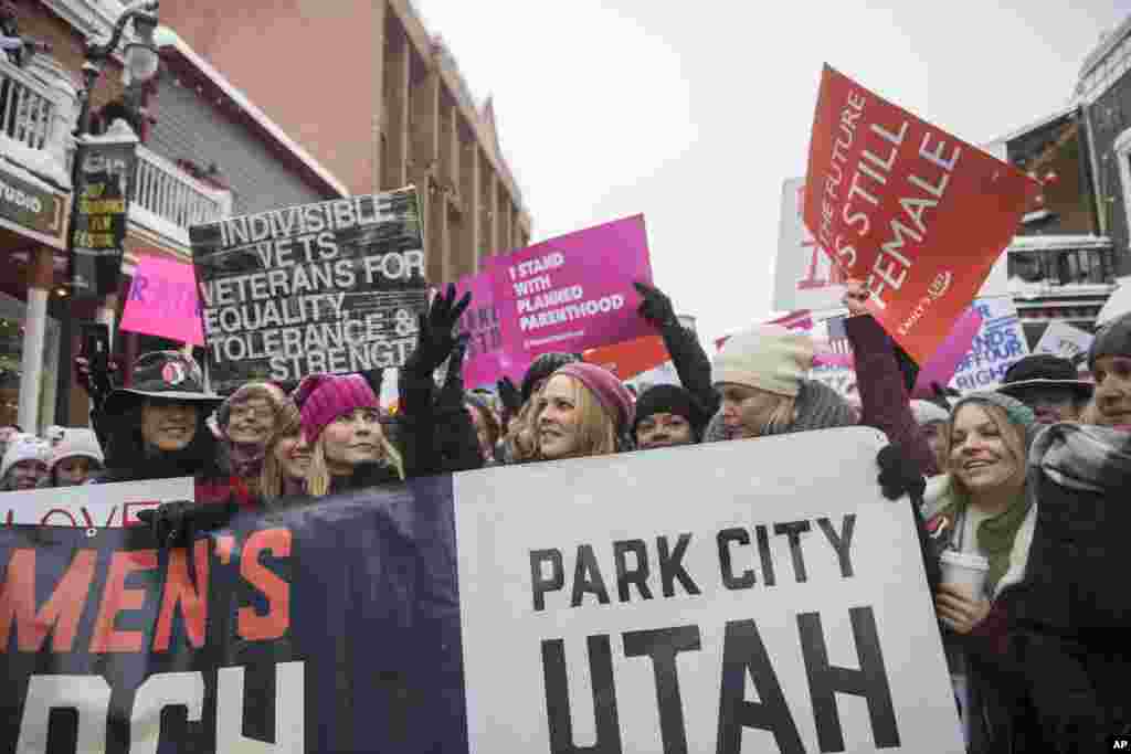 Actresses Chelsea Handler and Charlize Theron participate in the &quot;Women&#39;s March On Main&quot; during the 2017 Sundance Film Festival on Saturday, Jan. 21, 2017, in Park City, Utah. (Photo by Arthur Mola/Invision/AP)