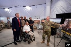 도널드 트럼프(왼쪽) 전 미국 대통령이 지난달 29일 텍사스주 멕시코 접경 이글패스에서 관계자로부터 국경 안보 관련 설명을 듣고 있다.