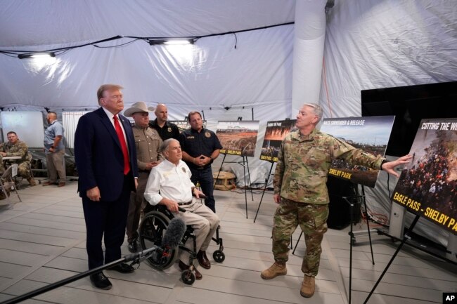 도널드 트럼프(왼쪽) 전 미국 대통령이 지난달 29일 텍사스주 멕시코 접경 이글패스에서 관계자로부터 국경 안보 관련 설명을 듣고 있다.