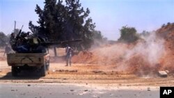 هێزه‌کانی سه‌ر به‌ سه‌رۆکی لیبیا به‌ چه‌کی قورس هێرش ده‌که‌نه‌ سه‌ر سه‌رهه‌ڵداوه‌کان