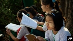 ရန်ကုန်မြို့ ကျောင်းတကျောင်းမှ ကျောင်းသူများ စာမေးပွဲခန်းမဝင်ခင်အချိန်ထိ စာကျက်မှတ်နေစဉ် (ဖေဖေါ်ဝါရီလ ၂၀၁၆ခုနှစ်)
