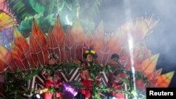 Davi Kopenawa, maše dok škola sambe Salgueiro nastupa tokom noći karnevalske parade na Sambadromeu, u Rio de Janeiru, Brazil, 12. februara 2024.