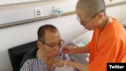 Liu Xiaobo, peraih Nobel Perdamaian dan pembangkang China yang dipenjarakan, tengah ditemani istrinya saat dirawat di sebuah rumah sakit di China (Foto: dok). 