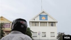 A man stands outside Cambodia National Rescue Party’s headquarter on Thursday evening May 26, 2016 where armed security forces attempted to search for the party’s deputy chief Kem Sokha. (Aun Chhengpor/VOA Khmer)