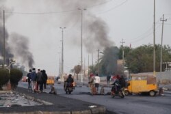 Protesters burn tires at roadblocks ahead of clashes in Baghdad, Jan. 24, 2020. (Heather Murdock/VOA)