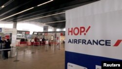 Suasana di bagian layanan Air France bandara Bordeaux-Merignac, saat para pilot Air France, awak kabin dan serikat pekerja lapangan menyerukan aksi mogok sebagai protes kenaikan gaji di Merignac dekat Bordeaux, Perancis, 7 April 2018. 