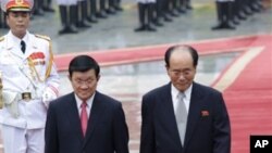지난 6일 베트남 하노이를 방문한 김영남 북한 최고인민회의 상임위원장(오른쪽)이 쯔언 떤 상 베트남 국가주석과 의장대를 사열하고 있다.