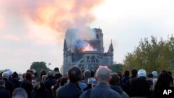 15일 프랑스 파리 노트르담 대성당에서 큰 불이 발생했다.