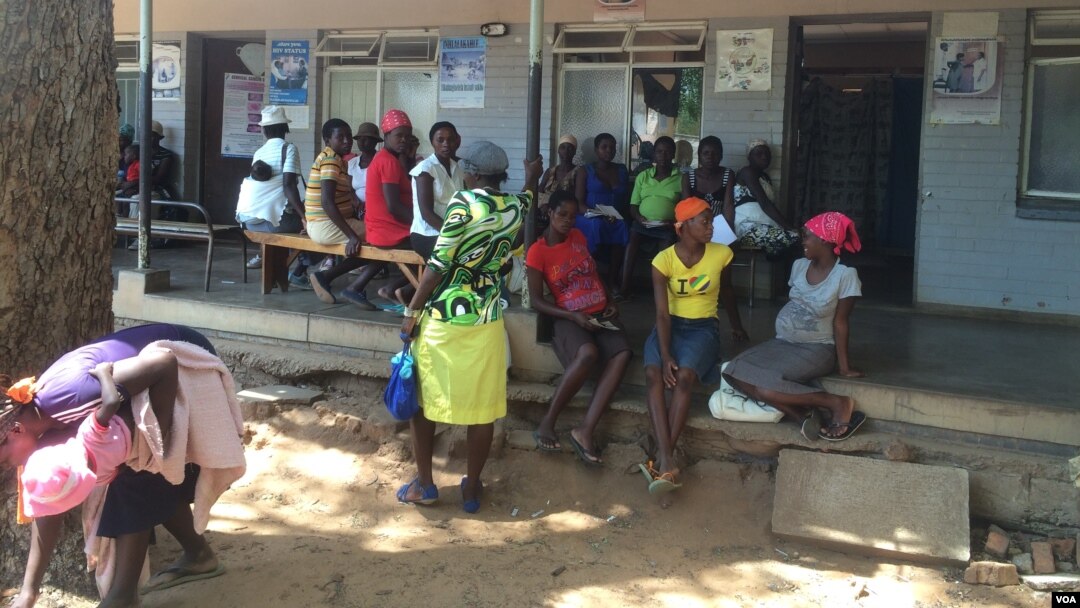 Ibu-ibu yang hamil melakukan pemeriksaan di sebuah klinik di Harare, Zimbabwe (foto: ilustrasi). PBB mensponsori gerakan untuk memajukan layanan kesehatan bagi jutaan perempuan dan anak-anak miskin di seluruh dunia.