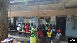 FILE: Expecting mothers chatting among themselves at St Luke’s Hospital "maternity waiting homes," about 600km southwest of Harare, Zimbabwe, Nov. 20, 2014. (Sebastian Mhofu/VOA)