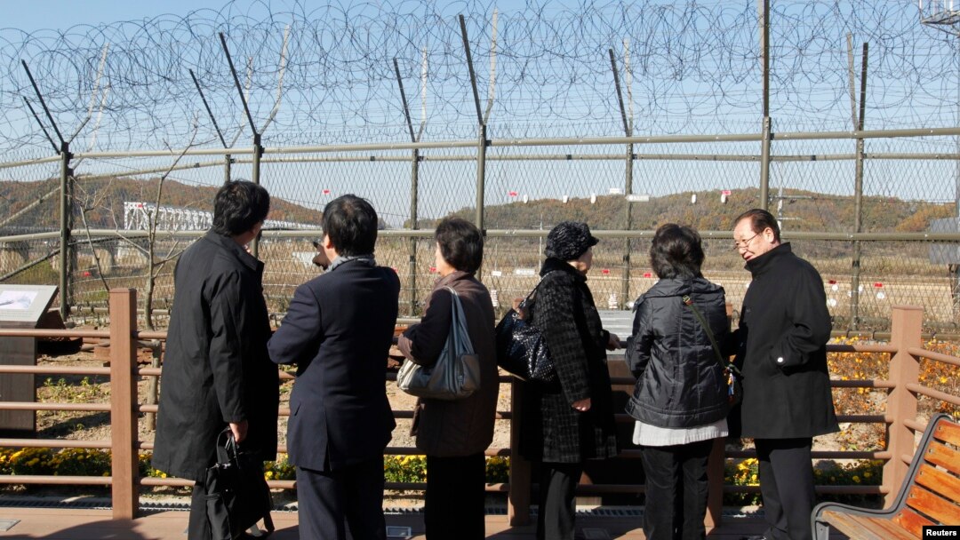 지난 2010년 비무장지대 인근 임진각을 방문한 일본 납북자 가족들이 철책 넘어 북녘을 바라보고 있다. (자료사진)