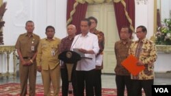 Presiden Joko Widodo memberikan keterangan pers di Istana Merdeka Jakarta Senin (13/6), soal pembatalan Perda bermasalah (VOA/Andylala).