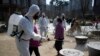 2020年3月23日星期一，韩国首尔当地居民在为当地公园消毒，以预防新的冠状病毒传播。