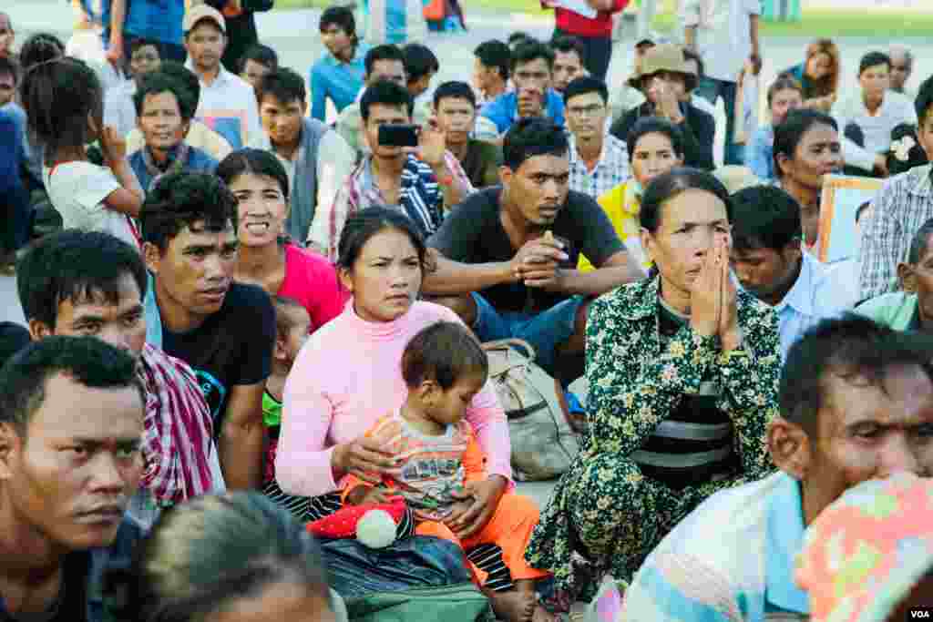 ប្រជាពលរដ្ឋ​ពី​ខេត្ត​ក្រចេះដែល​រង​ជម្លោះ​ដីធ្លី​ ទល់​នឹង​ក្រុមហ៊ុនចម្ការ​កៅស៊ូ​មេមត់ ឡើងមកដង្ហែញាត្តិ​តាម​ដង​ផ្លូវ​នៅ​រាជធានី​ភ្នំពេញ​ ទាមទារ​សុំ​ការដំណោះស្រាយ​ដោយ​រដ្ឋាភិបាល​ទៅលើ​​ការ​បាត់បង់ដីធ្លីដែល​ពួកគាត់អះអាង​ថា​ជា​របស់ពួកគាត់។ នេះ​ជាលើកទី២ ដែល​ក្រុមប្រជាពលរដ្ឋ​មាន​ប្រមាណ​ ៣០០ នាក់​ ធ្វើ​ដំណើរ​មករាជធានីភ្នំពេញ​ សុំ​ការដោះស្រាយ ក្រោយជម្លោះដែល​បង្កឲ្យ​មាន​ការ​ផ្ទុះ​អាវុធ​ និងរងរបួស​កាលពី​ថ្ងៃទី៨​ ខែ​មិនា​ កន្លង​ទៅ​ នៅក្រុម​ហ៊ុនចម្ការ​កៅស៊ូ​មេមត់, នៅរាជធានី​ភ្នំពេញ​, នៅថ្ងៃ​ទី​ ២៣ ខែ​មេសា ឆ្នាំ២០១៨។ (ខាន់​ សុគុំមនោ​/VOA)