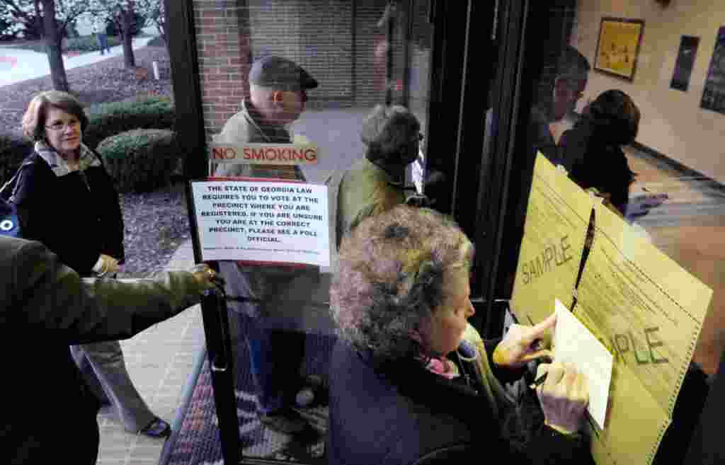 Mary Lou Andrews mengisi kartu pendaftaran pemilih di Sekolah Dasar Medlock Bridge di Johns Creek, Georgia, untuk memilih dalam pemilihan pendahulan Partai Republik pada Super Tuesday, 6 Maret 2012 (AP).