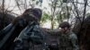 Ukrajinski vojnik priprema haubicu za pucanje na ruske trupe u oblasti Donjecka