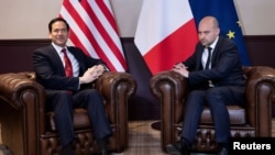 美国国务卿马尔科·卢比奥在法国巴黎郊外塞尔奈-拉-维尔的举行的七国集团(G7)外长会议期间，与法国外交部长让-诺埃尔·巴罗举行双边会晤。(2026年3月27日)