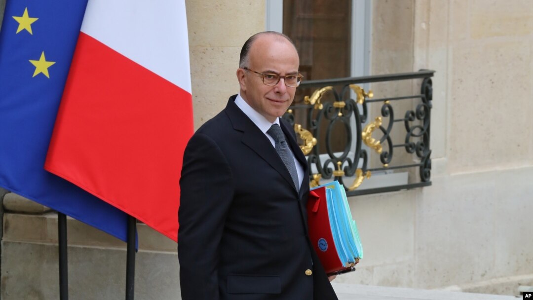Menteri Dalam Negeri Perancis Bernard Cazeneuve meninggalkan Istana Elysee Palace usai menghadiri rapat kabinet di Paris. (Foto: Dok)