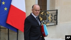 Menteri Dalam Negeri Perancis Bernard Cazeneuve meninggalkan Istana Elysee Palace usai menghadiri rapat kabinet di Paris. (Foto: Dok)