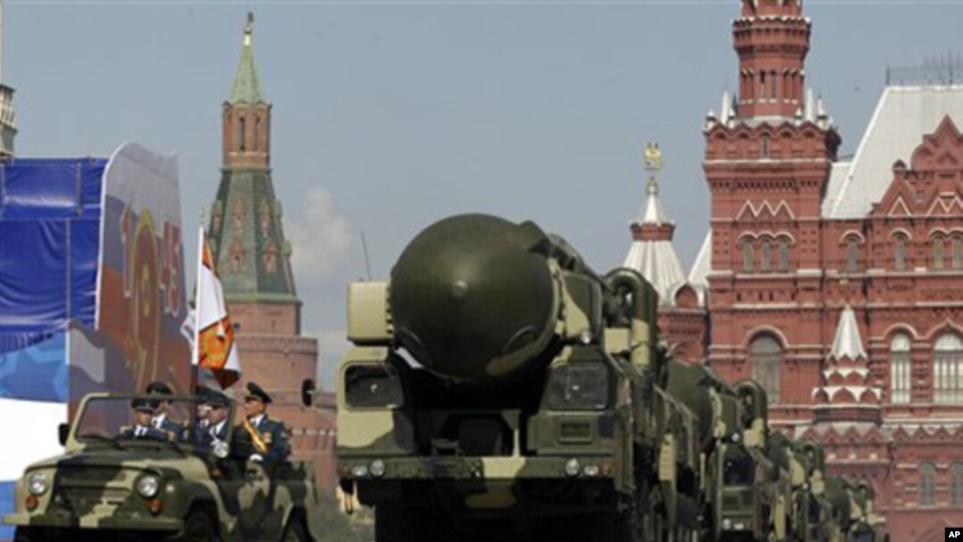 Russia's Topol intercontinental ballistic missiles in Moscow's Red Square, May 2009 (file photo).