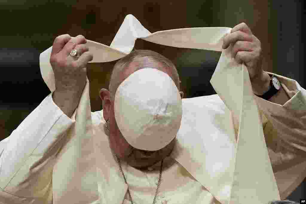 Topi Paus Fransiskus tampak terlepas saat pertemuan dengan komunitas keuskupan di Basilika St. Yohanes Lateran, di Roma, Italia. (AP)