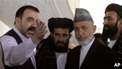 Le président Hamid Karzai (à droite) et son demi-frère Ahmad Wali Karzai dans le district d'Argandab, province de Kandahar (Archives)