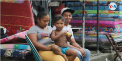 El comercio informal también ha aumentado a raíz de la crisis política y la pandemia en Nicaragua. En la foto una familia cuidando un pequeño negocio de venta de colchonetas. Foto VOA.