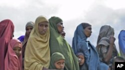 Newly arrived Somali refugees wait to be registered by the United Nations High Commission for Refugees at Dagahaley camp in Dadaab in Kenya's northeastern province, June 8, 2009