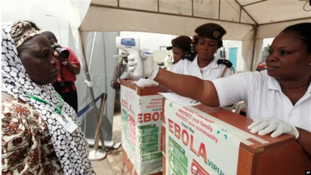 Petugas kesehatan di bandara Nigeria menggunakan termometer untuk mengukur suhu badan calon jemaah Haji yang akan berangkat ke Saudi (18/9). Nigeria tidak menemukan kasus baru ebola sejak 8 September.