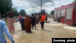 Wasu a Maiduguri da ambaliyar ta lalatawa gidaje, sun ce an umurce su tashi daga gine-ginen gwamnati, sai dai gwamnatin jihar ta musanta