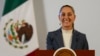 ARCHIVO - Claudia Sheinbaum, presidenta mexicana, habla a la prensa en el palacio de gobierno en Ciudad de México, el 2 de octubre de 2024.