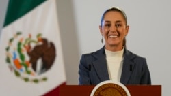 ARCHIVO - Claudia Sheinbaum, presidenta mexicana, habla a la prensa en el palacio de gobierno en Ciudad de México, el 2 de octubre de 2024.