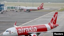 Pesawat AirAsia Airbus A320-200 terlihat di landasan Bandara Internasional Kuala Lumpur 2 (KLIA2) di Sepang, Malaysia, 4 Februari 2020. (Foto: Reuters/Lim Huey Teng)