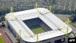 У футбольного стадиона Iduna Park Stadium в Дортмунде полиция обнаружила три взрывных устройства (архивное фото)