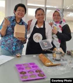 Wiwin Nospitalia (tengah) ketika memberi pelatihan membuat lilin kopi.