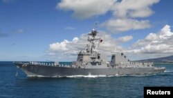 TƯ LIỆU: Khu trục hạm phi đạn điều hướng USS Chafee rời căn cứ hỗn hợp Pearl Harbor-Hickam ở Hawaii, Mỹ, ngày 13 tháng 6, 2017.