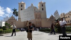 El vaticano negó permiso al obispo "rojo" monseñor Luis Alfonso Santos para lanzarse a la política.