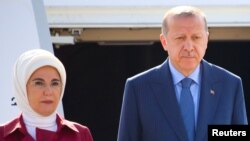 Turkish President Recep Tayyip Erdogan and his wife, Emine, arrive at the Tegel airport in Berlin, Germany, Sept. 27, 2018. 