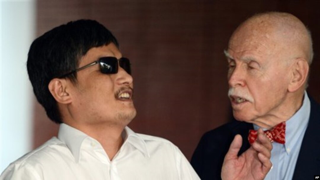 Profesor Jerome Cohen dari New York University (kanan) berbicara dengan Chen Guangcheng setibanya di kampus universitas tersebut (19/5).