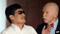 Profesor Jerome Cohen dari New York University (kanan) berbicara dengan Chen Guangcheng setibanya di kampus universitas tersebut (19/5).