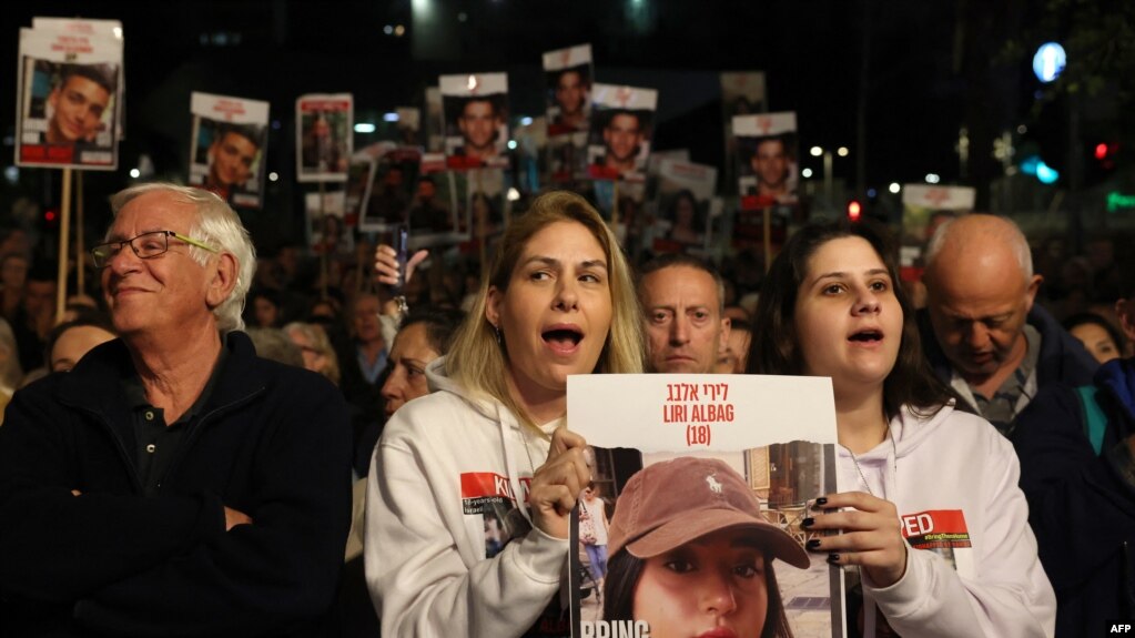 以色列人质亲人在特拉维夫举行示威，要求释放人质。（2024年1月20日）(photo:VOA)