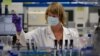 Latoratorijska tehničarka radi tokom istraživanja koronavirusa Kovid 19, u u Džonson i Džonsonovoj Džejson Farmasijutikl u Belgiji, 17. juna 2020.