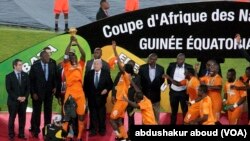 Toure Kapiteni wa Ivory Coast anainua kombe baada ya kukabidhiwa na Rais Nguema