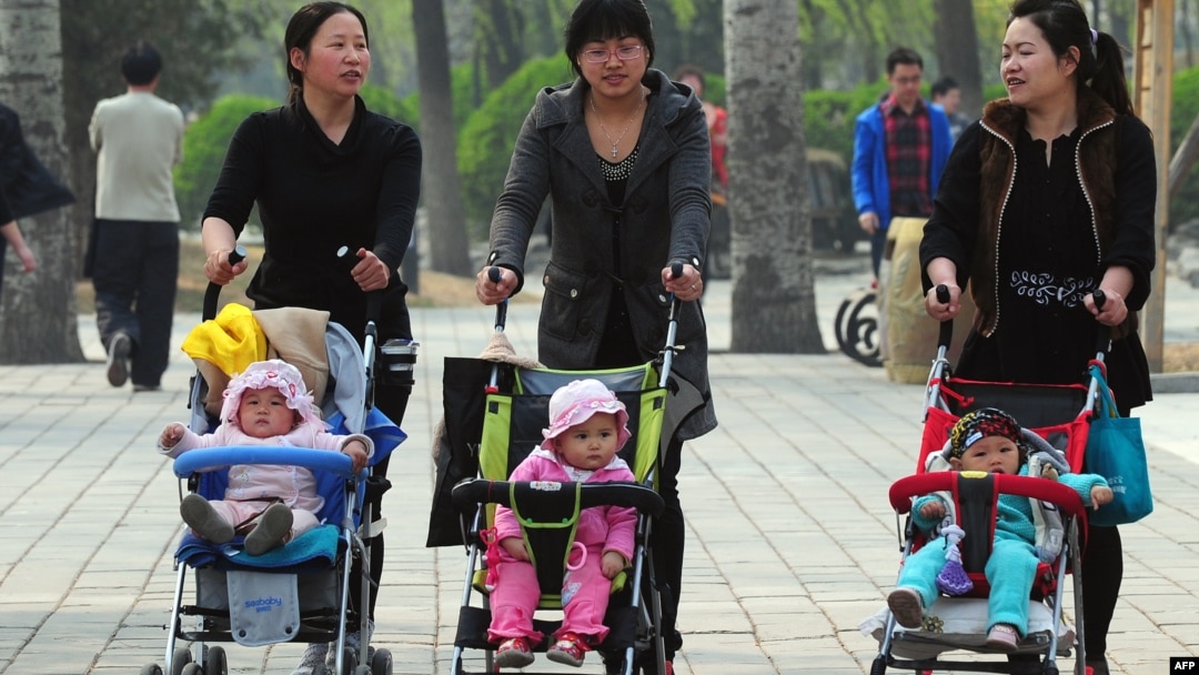 Para Ibu mendorong anaknya di kereta dorong di Beijing (5/4/2011). Kebijakan satu anak yang telah diberlakukan puluhan tahun akan dilonggarkan di China. 