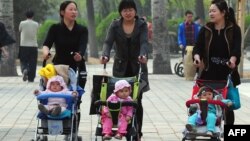 Para Ibu mendorong anaknya di kereta dorong di Beijing (5/4/2011). Kebijakan satu anak yang telah diberlakukan puluhan tahun akan dilonggarkan di China. 