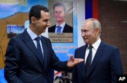 Presiden Suriah Bashar Assad, kiri, memberi isyarat saat berbicara dengan Presiden Rusia Vladimir Putin selama pertemuan mereka di Damaskus, Suriah, 7 Januari 2020. (Foto: via AP)