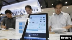 Produk Samsung Galaxy Tab 10.1 dipajang di Seoul. Samsung dan Apple berselisih hukum di lebih 10 negara. (Photo: Reuters)