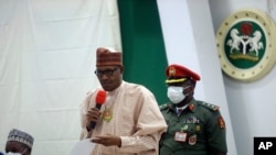 Le président du Nigeria, Muhammadu Buhari, s'exprime lors d'une réunion avec les écoliers libérés, le vendredi 18 décembre 2020, à Katsina, au Nigeria. 
